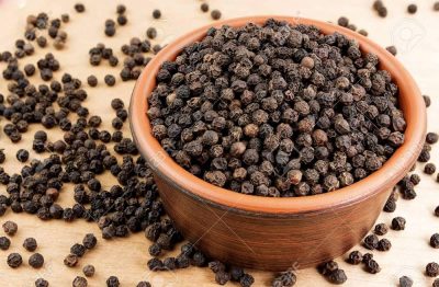 Black pepper, often hailed as the "king of spices," boasts an array of health benefits, making it a staple in many kitchens.